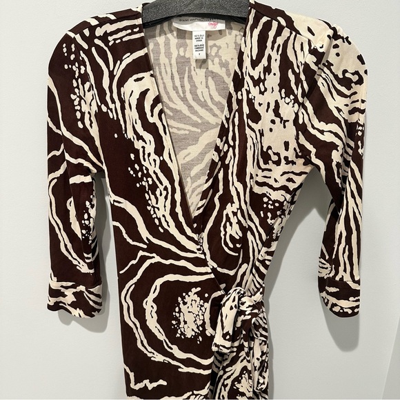 Diane von Furstenberg Julian Silk Wrap Dress in Brown & Cream Abstract - size 2 - Picture 4 of 5